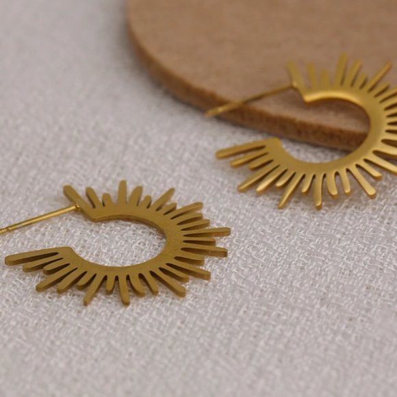 14K gold Plated Sun shaped stud earrings - Picture 4 of 4